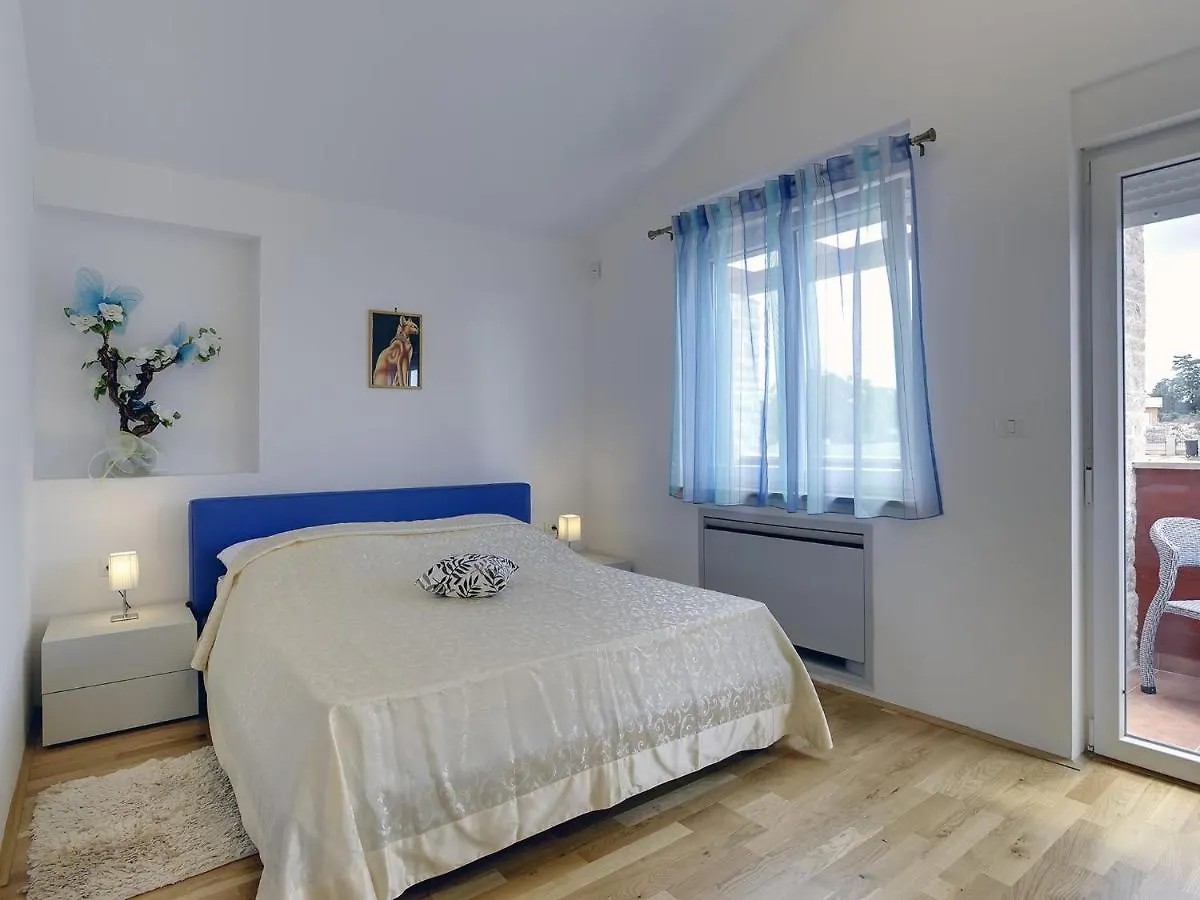 ヴィラ Modern Holiday Home With Pool In Bratulici Hreljići