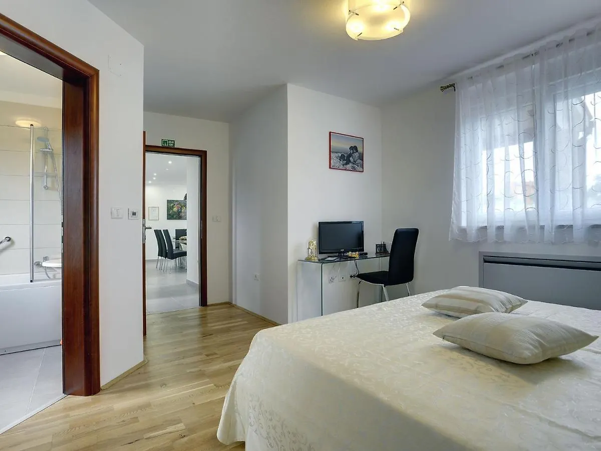 Modern Holiday Home With Pool In Bratulici Hreljići