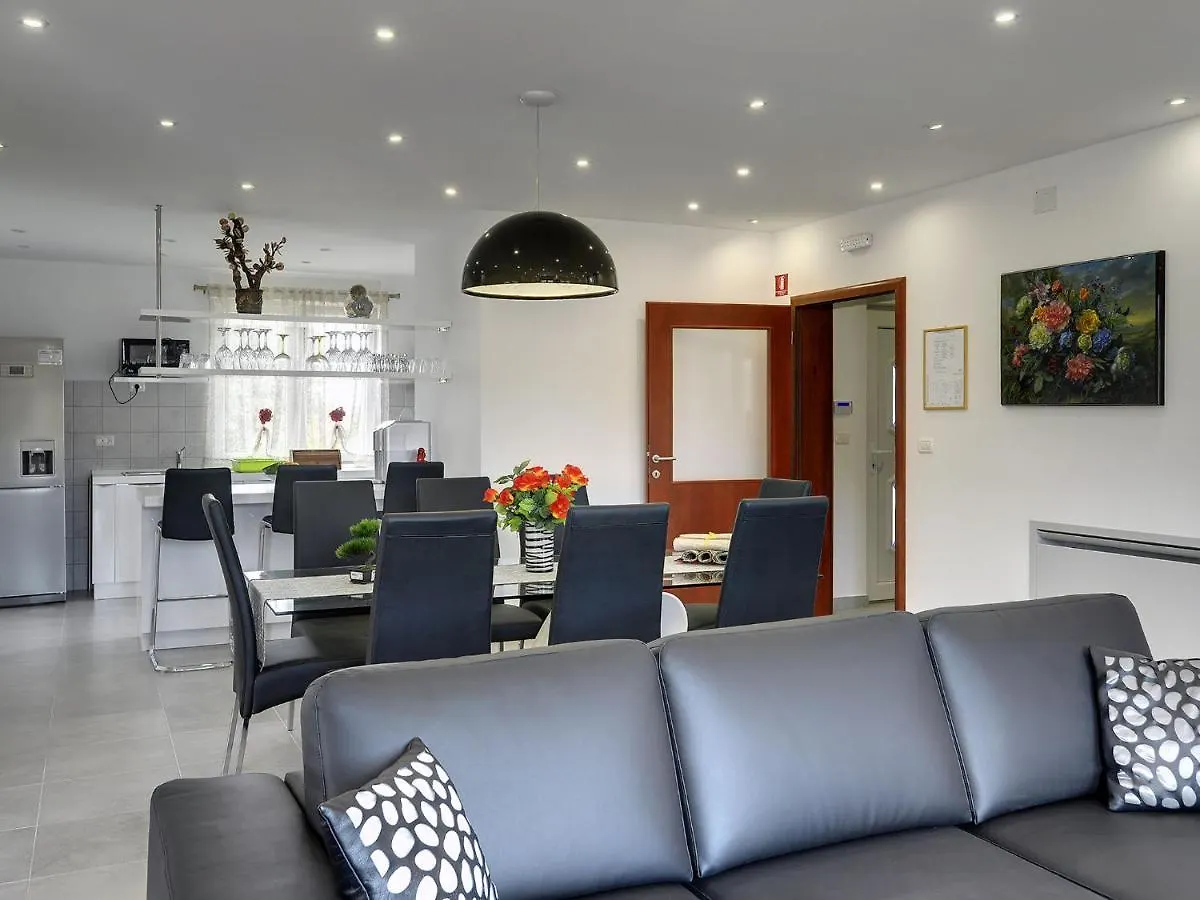 Modern Holiday Home With Pool In Bratulici Hreljići